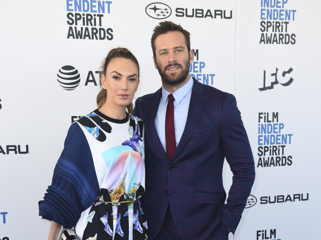 Herec Armie Hammer a jeho manželka Elizabeth Chambers na archívnom zábere z februára 2019.