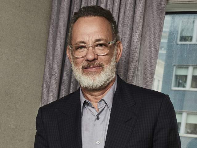 Herec Tom Hanks na promozábere k novému filmu Greyhound.