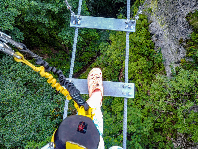 Skalka, ferrata, adarenalín, visutý most, lanový most, hĺbka