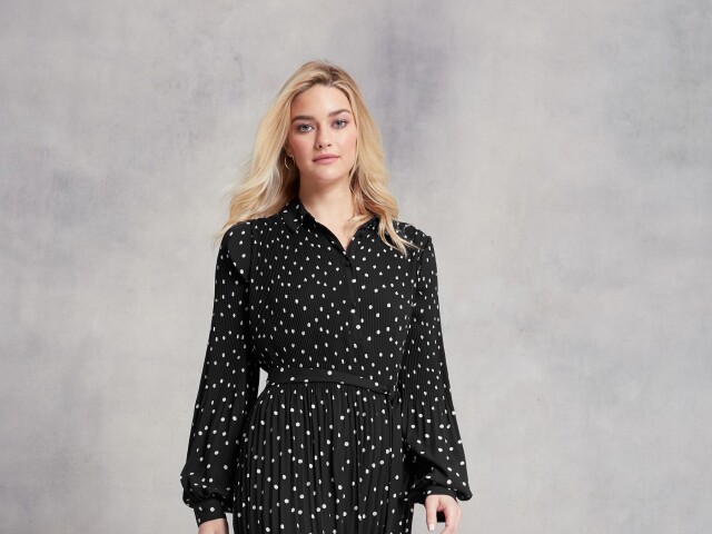 Dámske bodkované šaty Vero Moda, predávajú sa za 84 eur. 