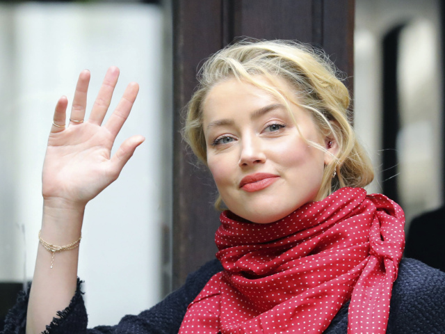 Herečka Amber Heard chodí na londýnsky súd s úsmevom na tvári. 