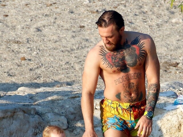 Zápasník Conor McGregor so svojou dcérkou na zábere z pláže vo Francúzsku. 