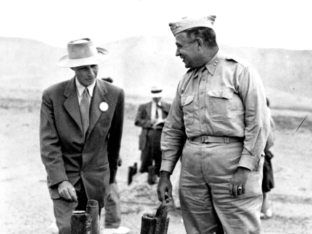 Robert Oppenheimer, Leslie Groves, atómová bomba