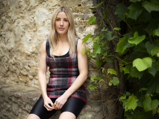 Speváčka Ellie Goulding na promozáberoch k novinke Brightest Blue.