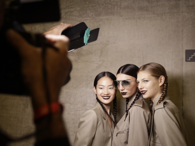 Zákulisie prehliadky Max Mara, ktorá prvky vojenskej a safari estetiky priniesla do kolekcie Jar/Leto 2020. 