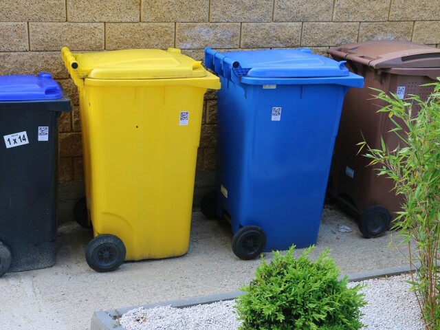 Nie každý papier patrí do modrého kontajnera. Týchto 12 častých chýb pri triedení možno robíte aj vy každý deň