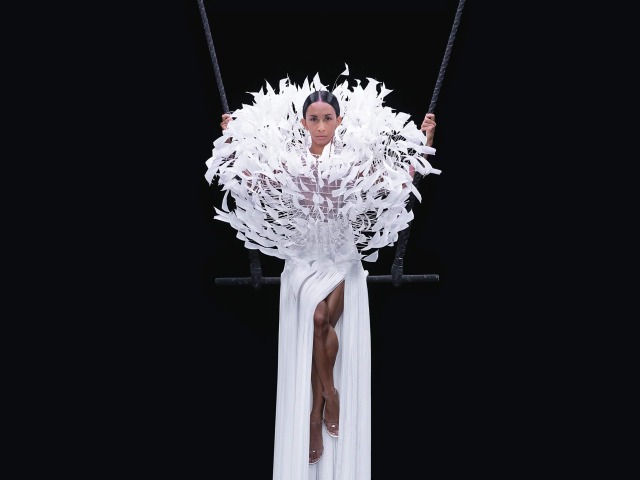 Modelka v kreácii módneho ateliéru Valentino z kolekcie haute couture Jeseň/Zima 2020. 