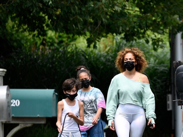 Speváčka a herečka Jennifer Lopez so svojimi deťmi a psom venčila v Hamptons. 