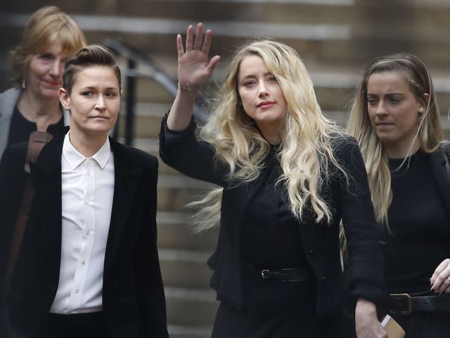 Herečka Amber Heard (v strede) s partnerkou Biancou Butti.  