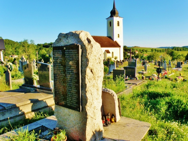 Pomník rómskeho holokaustu na cintoríne v Slatine