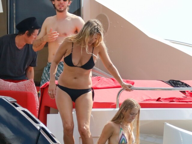 Topmodelka Kate Moss (hore) a jej dcéra Lila Grace Moss na jachte na Ibize.