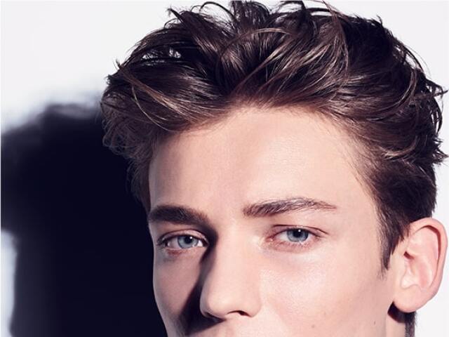 Model Chris z reklamy na pánku líniu dekoratívnej kozmetiky Boy de Chanel.
