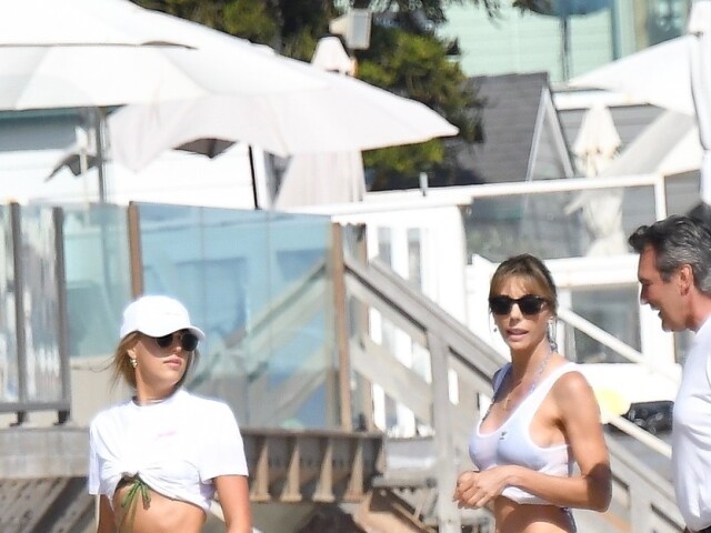 Bývalá topmodelka Jennifer Flavin (vpravo) s jednou zo svojich dcér na pláži v Malibu. 