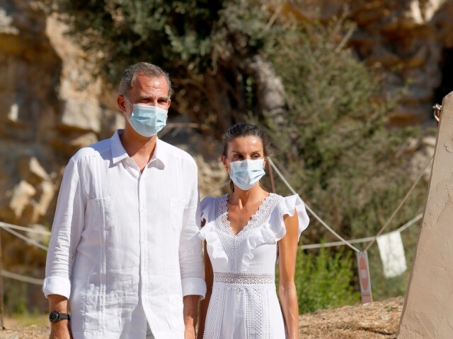 Kráľovná Letizia a jej manžel, kráľ Felipe VI počas návštevy Sant Antoni de Portmany na Ibize.