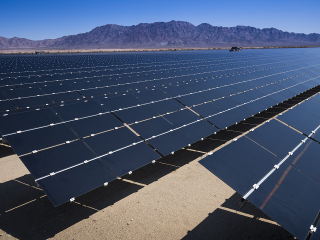 USA, Kalifornia, púšť, solárna elektráreň