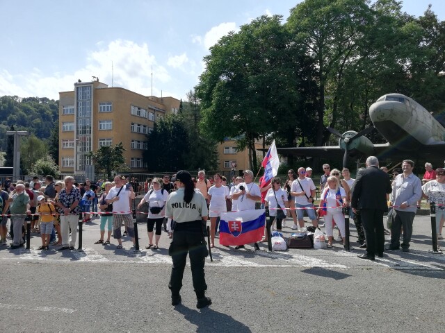 SNP oslavy protestujúci skandujúci bystrica banská
