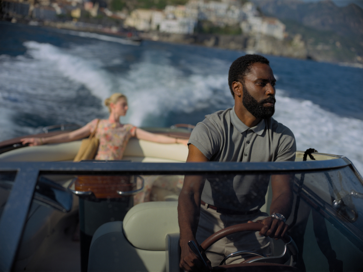Herec John David Washington na zábere z filmu Tenet.