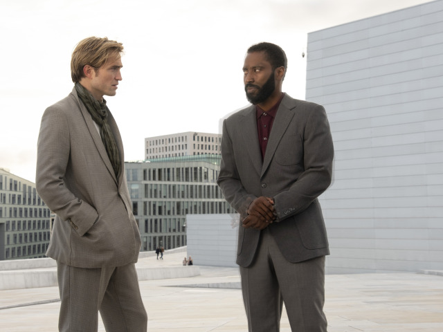 Herci Robert Pattinson (vľavo) a John David Washington na zábere z filmu Tenet.