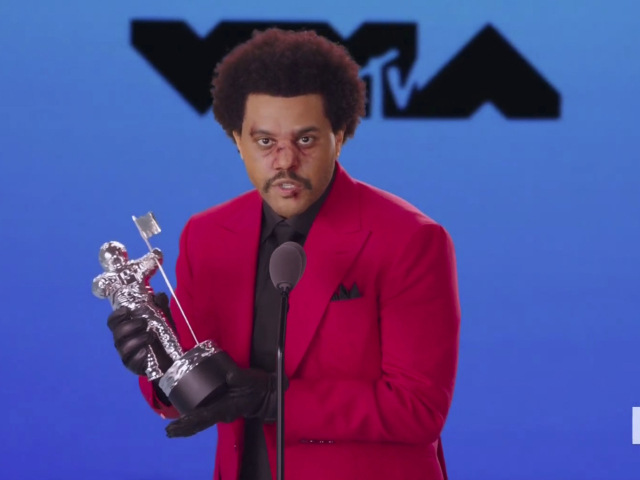 Spevák The Weeknd s cenou za videoklip roka ku skladbe Blinding Lights.