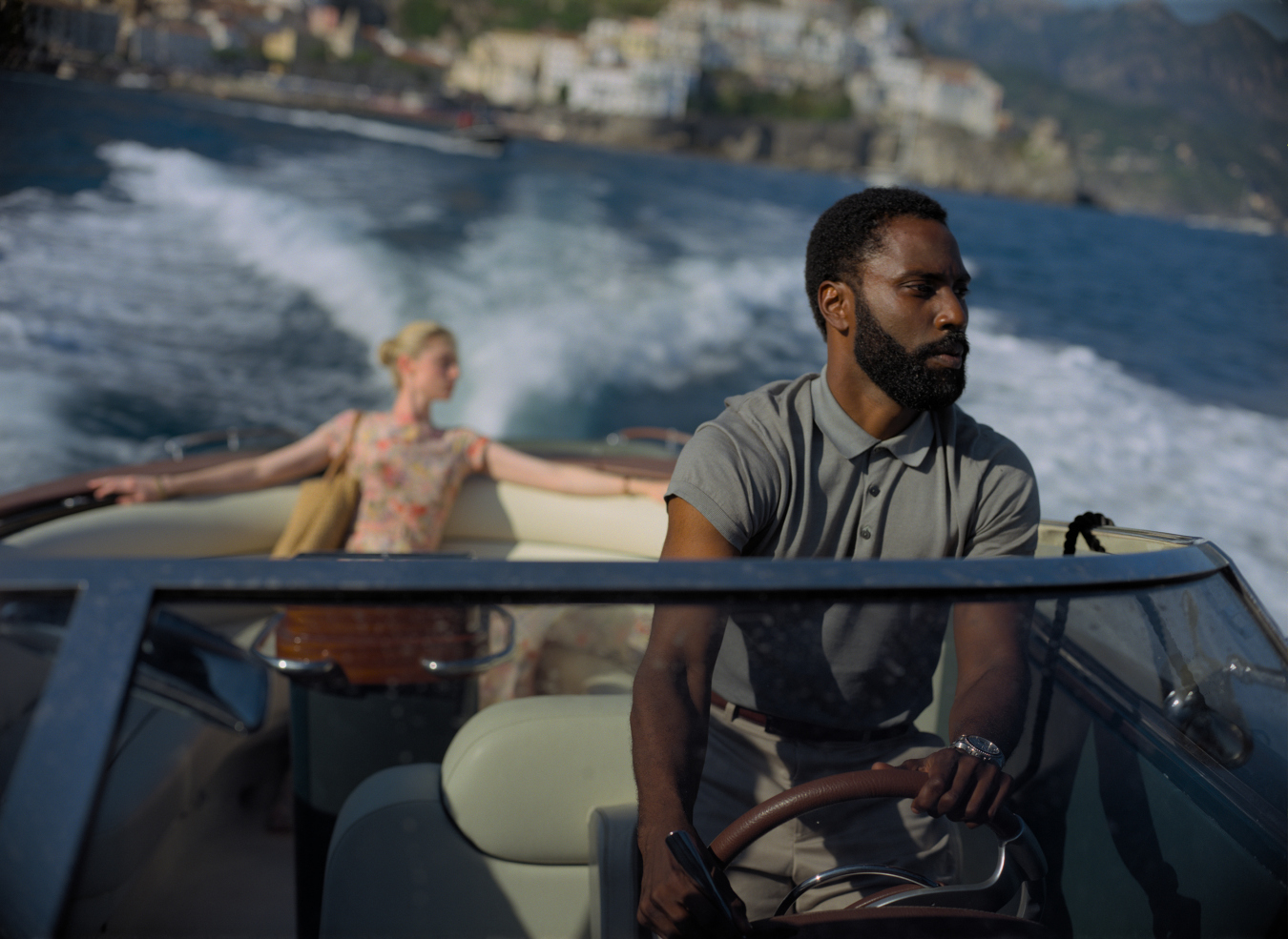 Herec John David Washington na zábere z filmu Tenet.