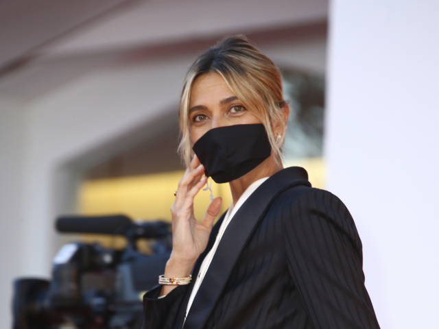Herečka Anna Foglietta pózovala na otvorení filmového festivalu v Benátkach, ktorý má tento rok pre pandémiu koronavírusu zmenenú podobu. 