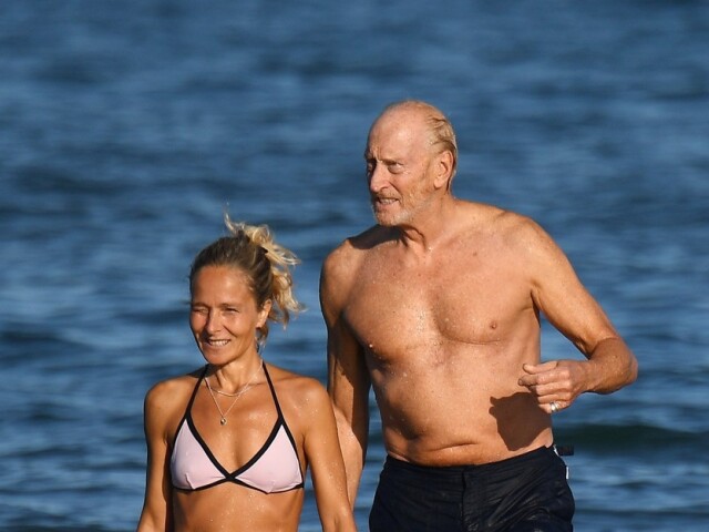 Herec Charles Dance na pláži v Benátkach predviedol udržiavanú postavu. Skvelo vyzerala aj jeho dámska spoločnosť. 