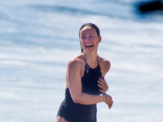 Herečka Olivia Wilde v jednodielnych plavkách na pláži v Malibu.