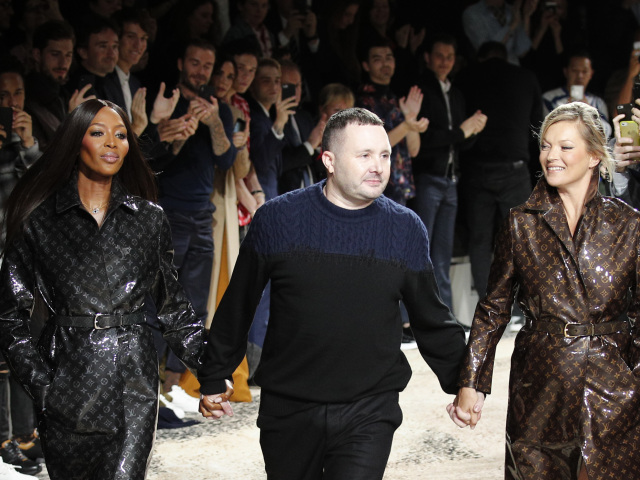 Italy Britský dizajnér Kim Jones s modelkami Kate Mossovou (vľavo) a Naomi Campbellovou po prehliadke pánskej kolekcie Louis Vuitton v roku 2018. 