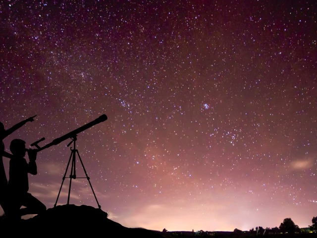 noc, hviezdy, obloha, astroturizmus, ďalekohľad, astronóm