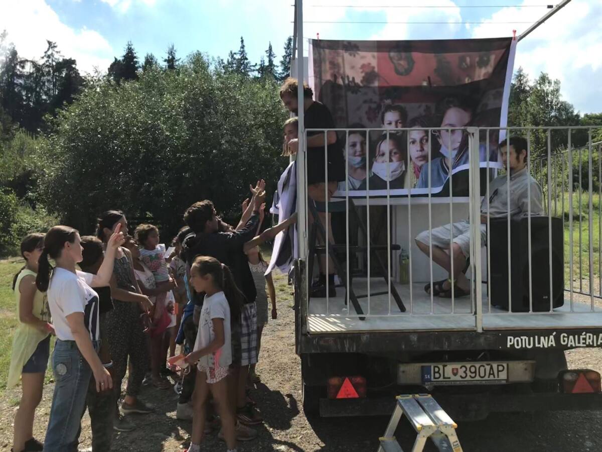 Fotografia Borisa Nemetha a deti na sidlisku Sobov