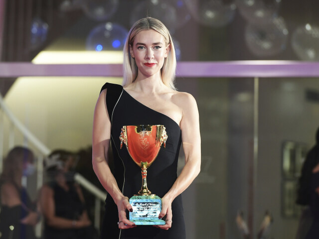 Britská herečka Vanessa Kirby si odniesla domov cenu pre najlepšiu herečku za výkon vo filme Pieces of woman. 
