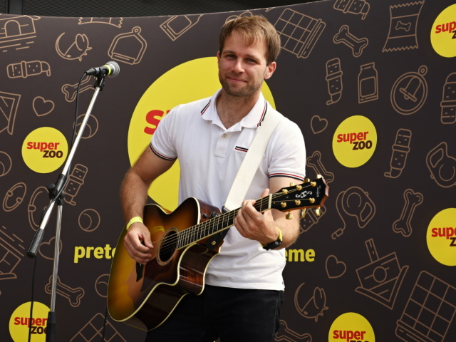 Tomáš Bezdeda, gitara, spevák, spev