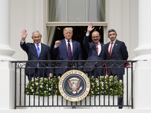 Trump netanjahu  Khalifa  Al-Nahyan biely dom