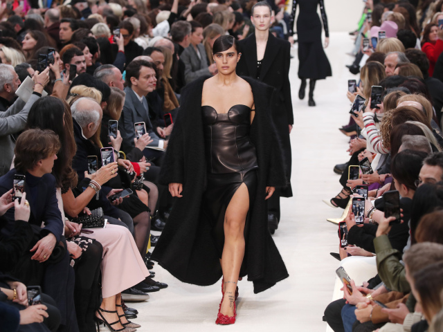 Modelka v sexy kožených šatách na prehliadke Valentino v Paríži. 
