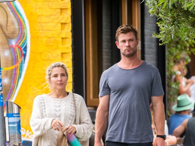 Herecký pár Chris Hemsworth a Elsa Pataky na ceste z kaviarne Bayleaf v Byron Bay. Obaja naboso.