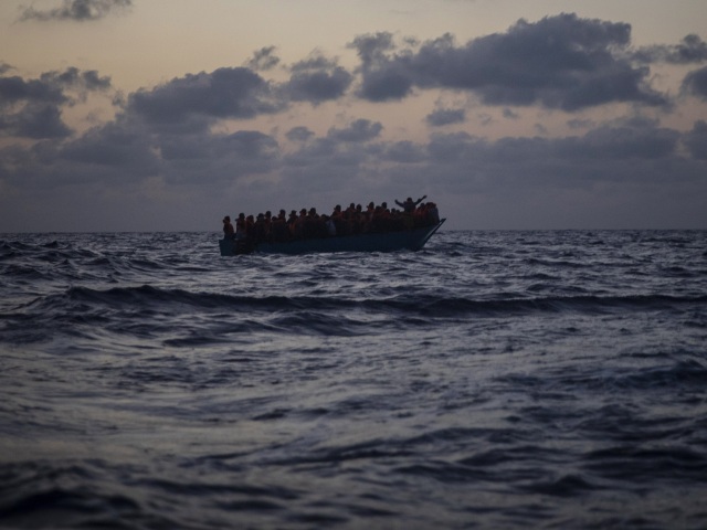 Migrant / Emigrant / Čln / Loď / Prevádzači / More /