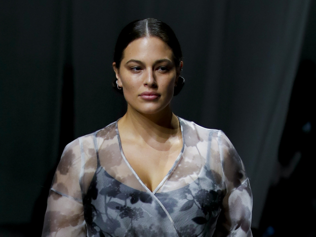 Topmodelka Ashley Graham predvádza model z kolekcie Fendi Jar/Leto 2021.
