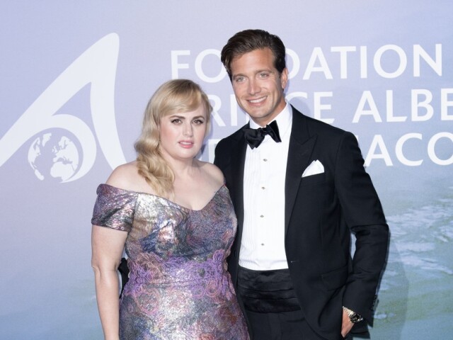 Herečka Rebel Wilson v kreácii Rene Ruiz Collection a jej garde Jacob Busch na akcii Monte-Carlo Gala For Planetary Health.