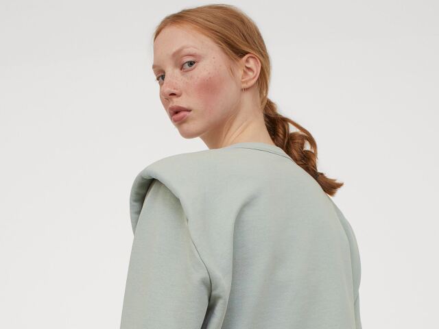 Dámska mikina s vypchávkami v ramenách H&M, predáva sa za 27,99 eura. 