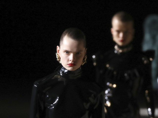 Modelka na prehliadke značky Saint Laurent v jednom z latexových kúskov z kolekcie na jeseň a zimu 2020/2021.