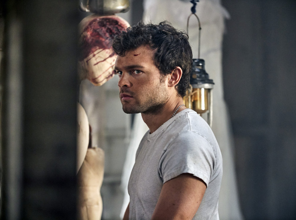 Herec Alden Ehrenreich sa prednedávnom predstavil ako mladý Han Solo zo sveta Star Wars. Po jeho neúspechu zakotvil vo svete seriálov.