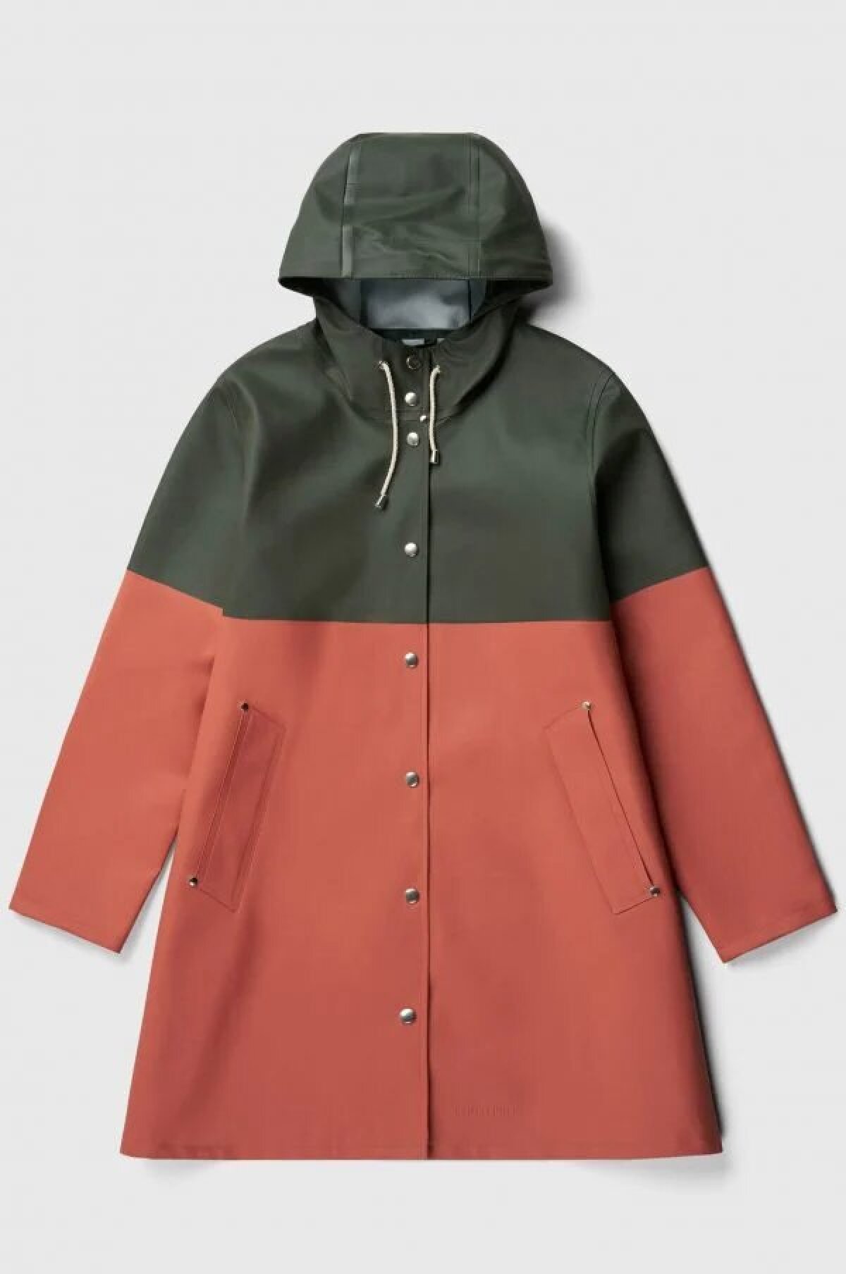 Dámsky pršiplášť s kapucňou Stutterheim, predáva sa za 290 eur. 