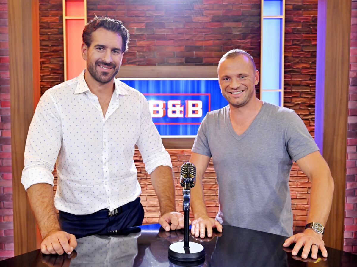 Boris Valábik (vľavo) a Marián Gáborík prichádzajú so svojím podcastom na obrazovku RTVS. 