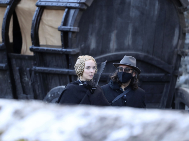 Herečka Jodie Comer na nakrúcaní filmu režiséra Ridleyho Scotta Last Duel s ochranným plastovým štítom na tvári. 