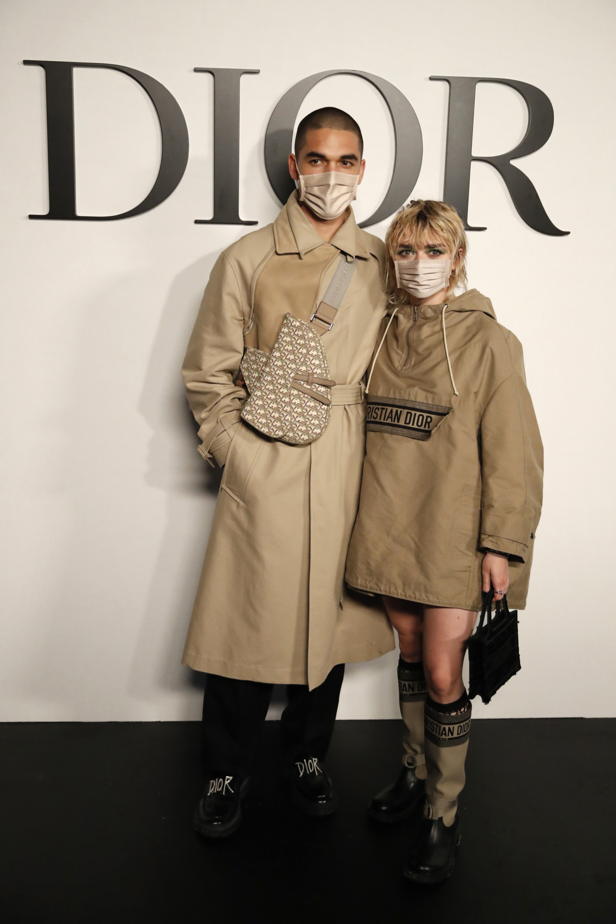 Herečka Maisie Williams a jej partner Reuben Selby pred prehliadkou značky Dior v Paríži. 