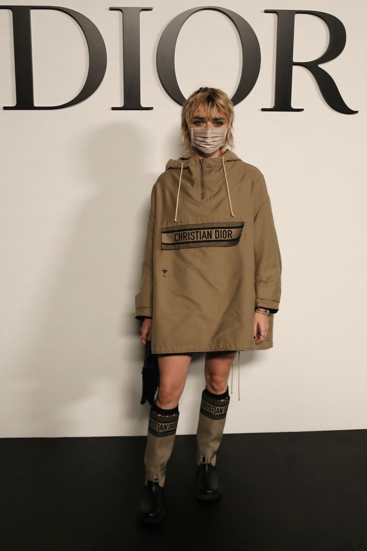 Herečka Maisie Williams pred prehliadkou značky Dior v Paríži. 