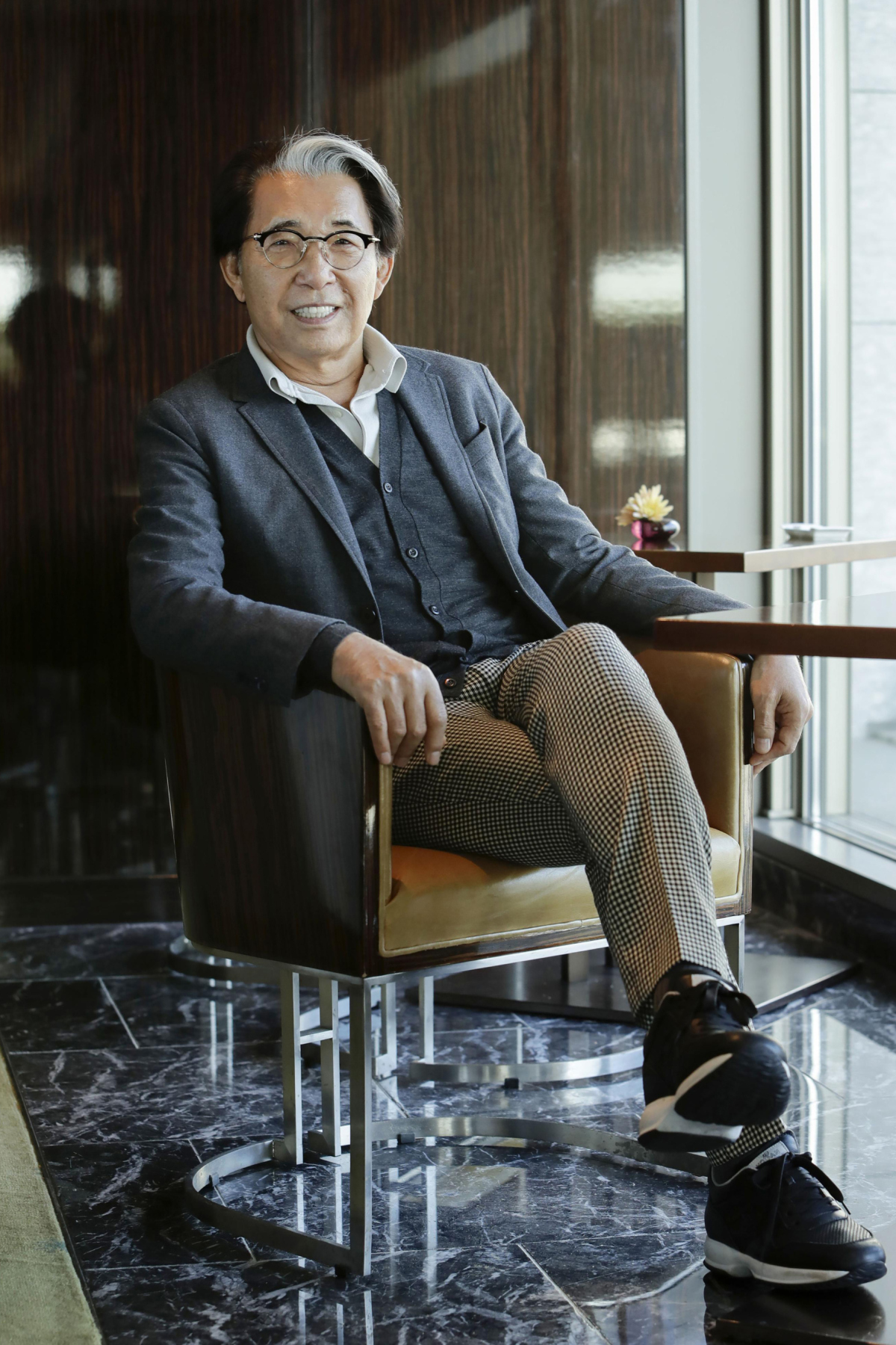 Dizajnér Kenzo Takada na zábere z Tokia v roku 2019. 