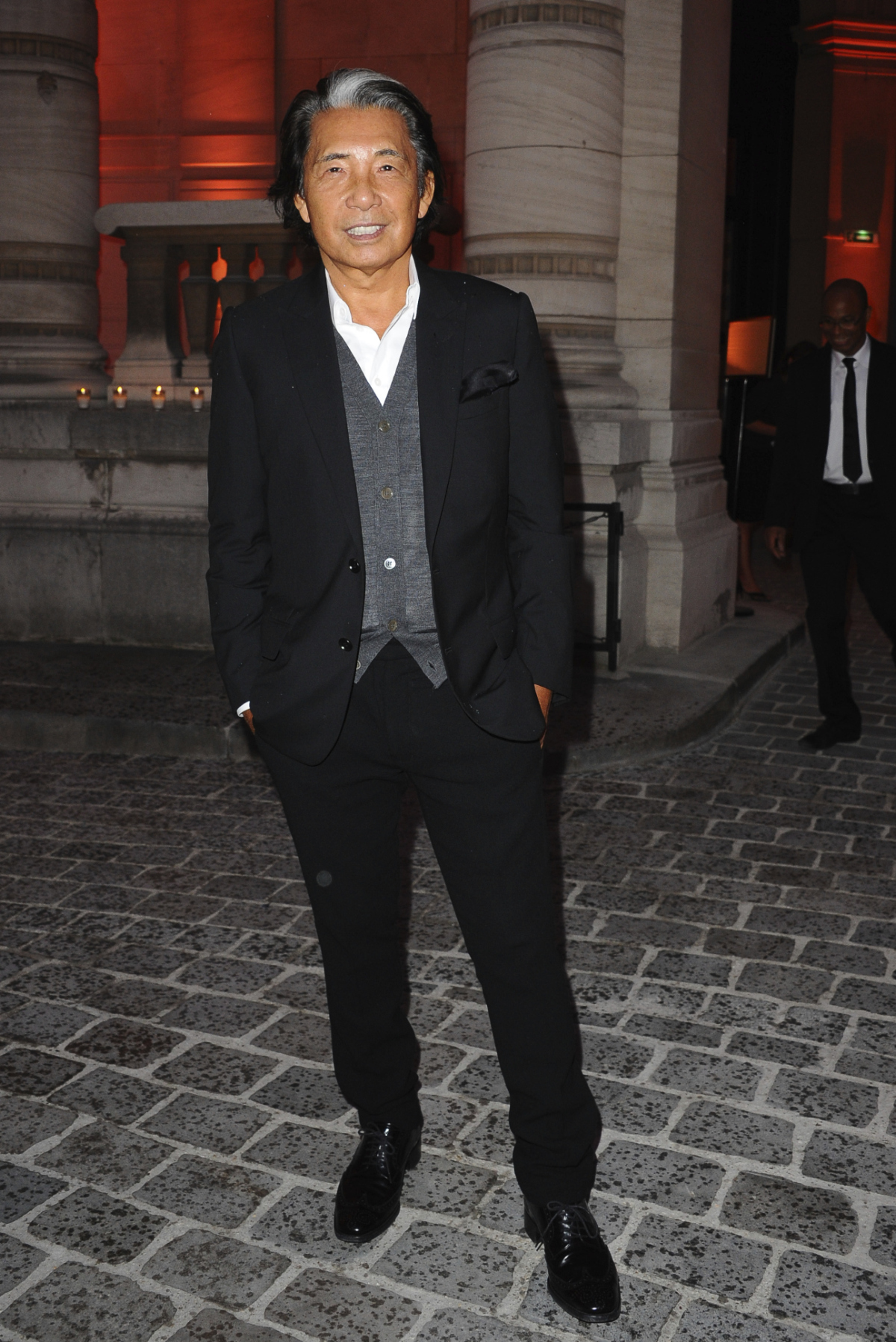 Záber z roku 2013, Kenzo Takada prichádza na výstavu kolegu Azzedina Alaiu v Paríži. 