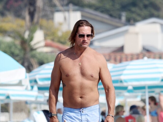 Herec Josh Holloway sa objavil na pláži a zachytili ho tam paparazzovia. 