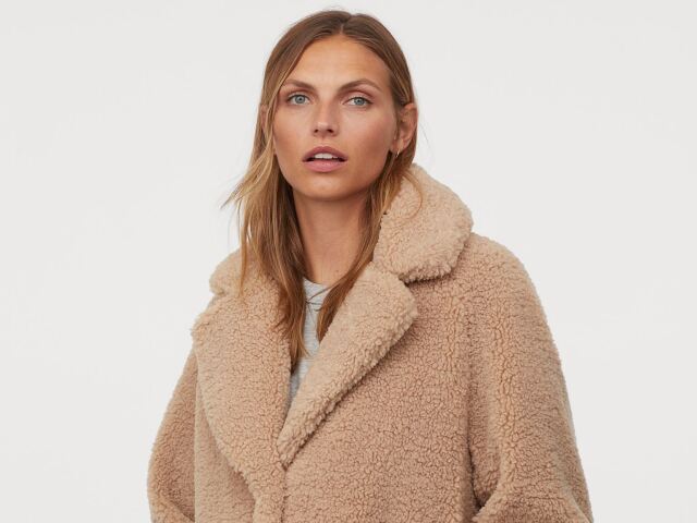Dámsky plyšový kabát H&M, predáva sa za 69,99 eura. 